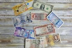 El peso mexicano cierra en 17.17 unidades por dólar tras alza de tasas de la Fed