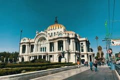 Sheinbaum firma decreto contra la doble nacionalidad para cargos de elección y Diputados avalan la Ley de Economía Digital