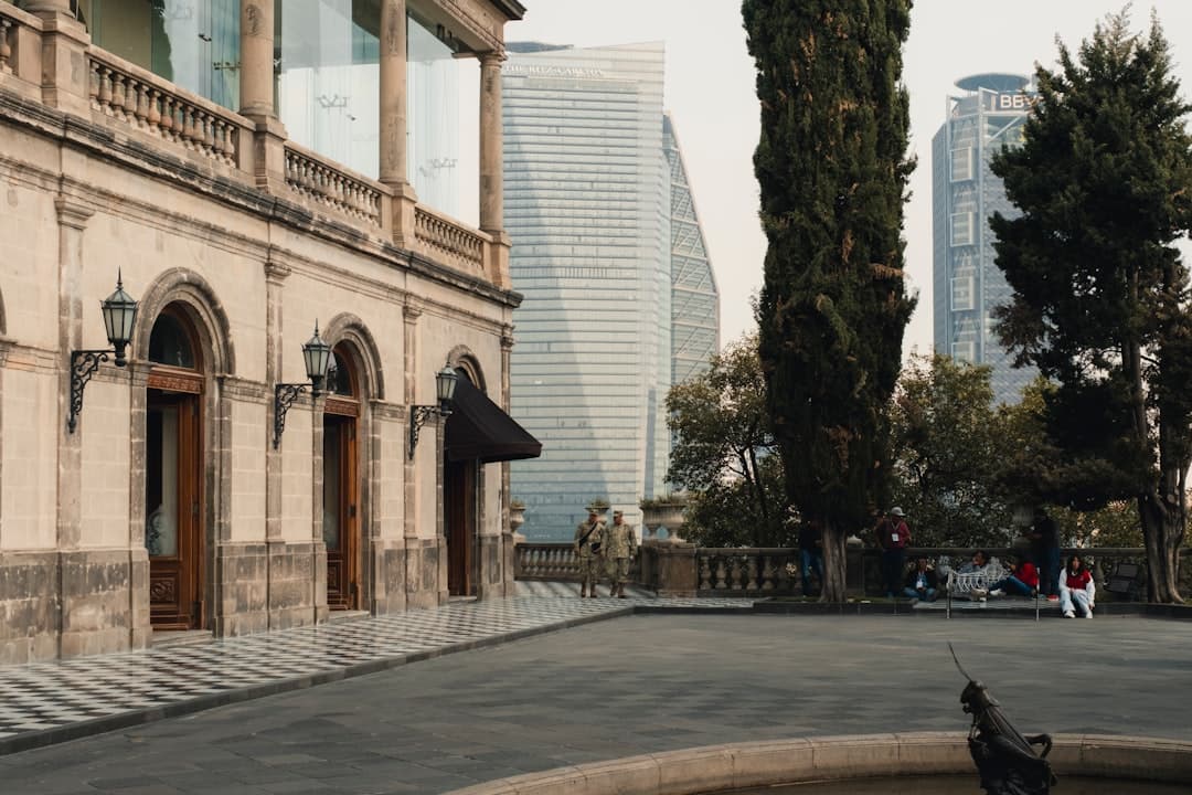 El peso mexicano arranca septiembre estable y se mantiene por debajo de los 17 pesos por dólar (imagen adicional)