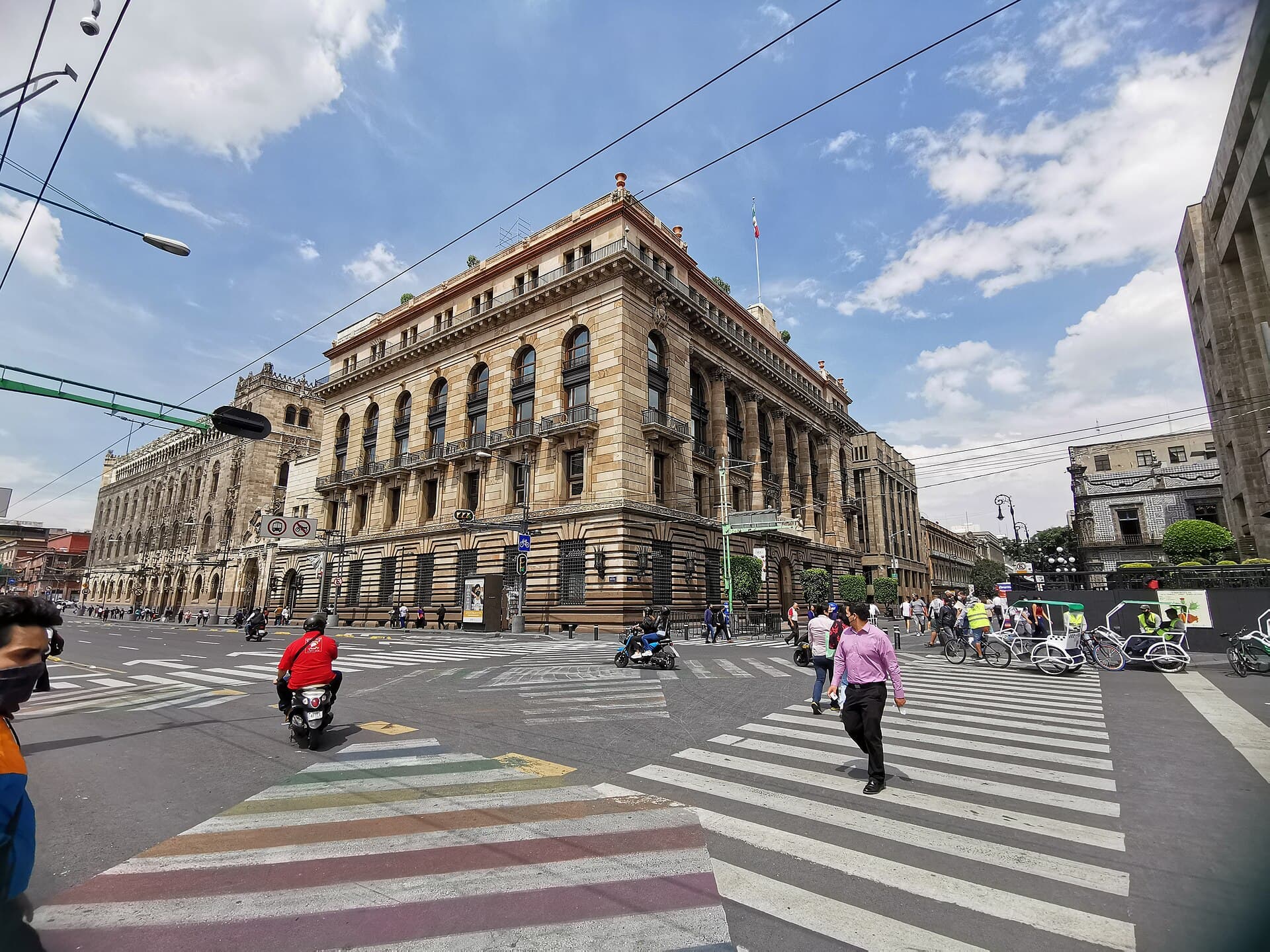 Analistas elevan a 1.4% su pronóstico de crecimiento para México en 2026 y ven mejor clima de negocios